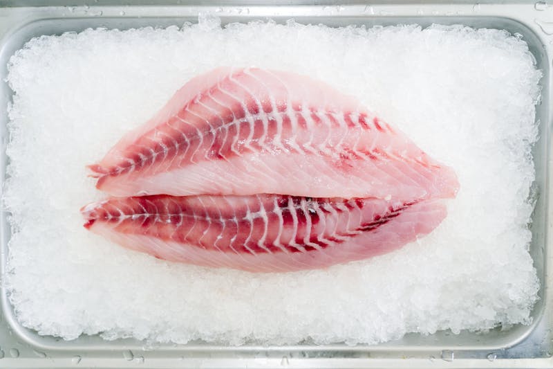 Frischer Fisch mit Zitrone